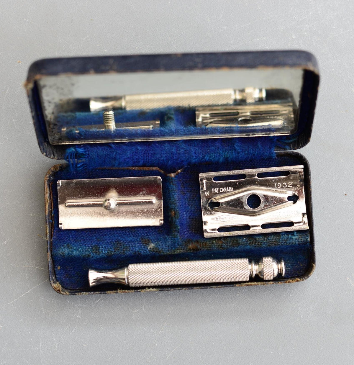 Vintage Gillette Travel Double Edge Safety Razor Set in Case