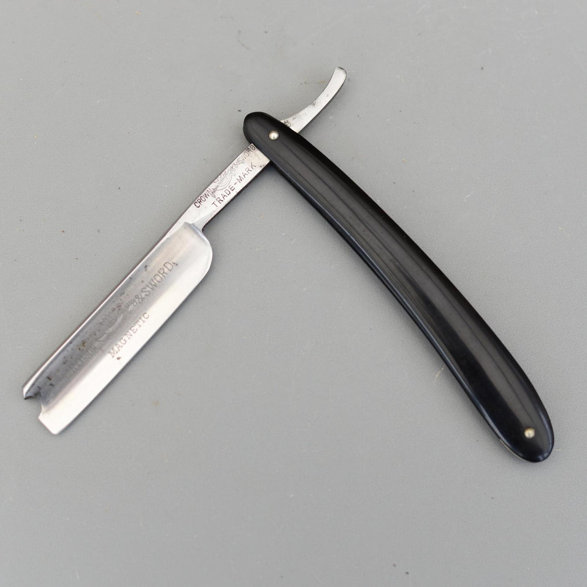 Vintage Crown & Sword Magnetic Straight Razor